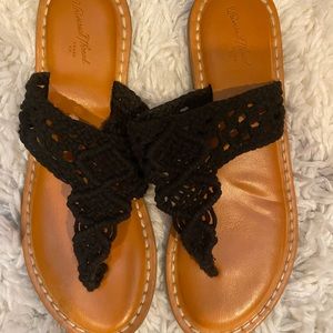 Universal Thread Black Netted Flip Flops